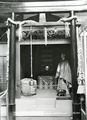 Schaupuppe eines shintoistischen Priesters in Tempelumgebung